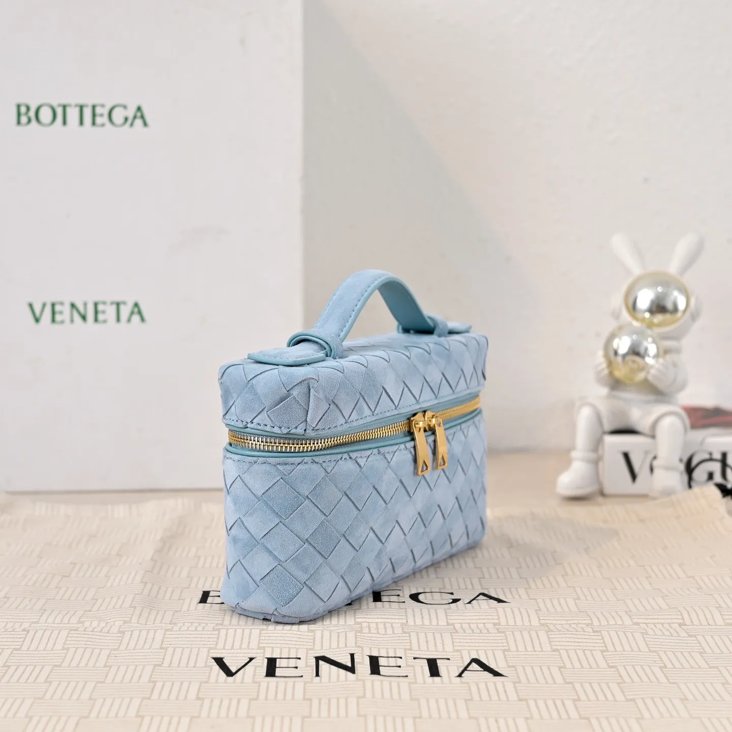 Batch 1360 #BV new Vanity Case suede cosmetic bag 🎈 is a super practical and stylish box cosmetic bag [Fireworks], using the brand's most classic cowhide weaving, with two-way zipper opening and closing, the overall style is retro and elegant, the top handle can be adjusted at will, the hand-held elegant temperament, cross-body casual and casual, unlocking various concave shape scenes 🎬 Model: 9109 Size: 22x12.5x5
